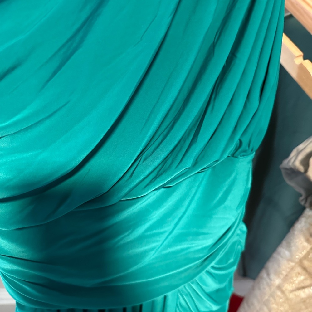 Beautiful green color dress! - Picture 3 of 4